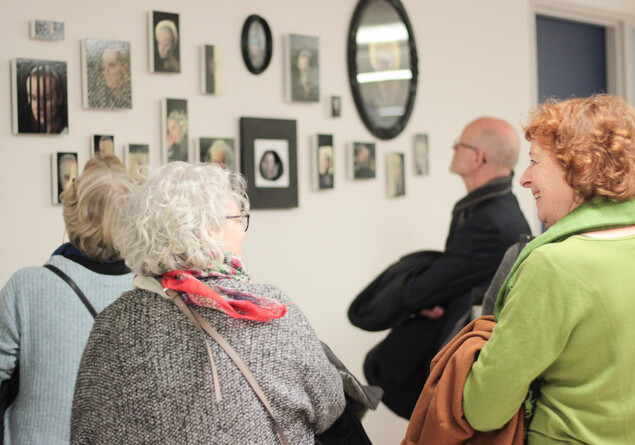 Mensen bekijken het kunstwerk 'Op zoek naar Lisa' van kunstenaar Marlieke Overmeer in CWZ