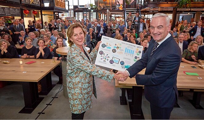 Op de foto overhandigt Douwe Biesma, voorzitter van Santeon de ambities aan Dianda Veldman, voorzitter van de Patiëntenfederatie Nederland