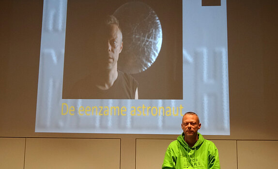 Bas Kruip tijdens voorstelling (fotograaf Monique de Groot) | CWZ Nijmegen