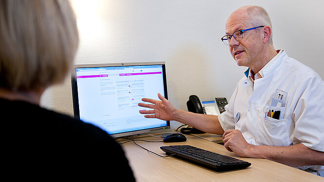 Chirurg-oncoloog Luc Strobbe in gesprek met patiënt (keuzehulp borstkanker) | CWZ Nijmegen