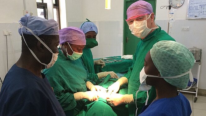 Chirurg Bart Boll in Tanzania | CWZ Nijmegen
