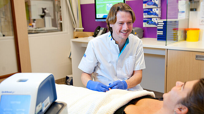 Verpleegkundige doet bloedonderzoek (POCT-meting) op SEH | CWZ Nijmegen