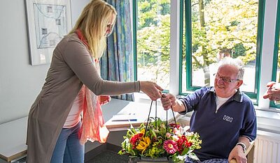 Verpleegkundig consulent Marèse Janssen overhandigt bloemen tijdens dit feestelijke moment CWZ Nijmegen 