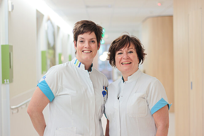 Op de foto: Aniek Dinnesen (l) regieverpleegkundige op B20 en Anne-Marie Jansen (r), oncologie- en hematologieverpleegkundige | CWZ Nijmegen