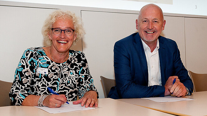 Lid college van bestuur HAN Yvonne de Haan en lid raad van bestuur CWZ Gosse van der Veen tekenen samenwerkingsconvenant patiëntenlogistiek | CWZ Nijmegen