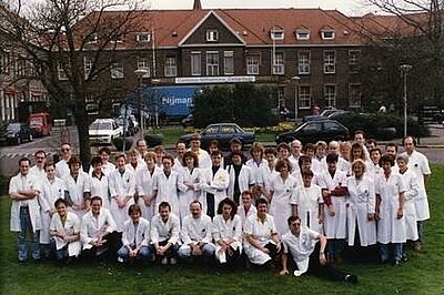 Team van klinisch chemisch labortatorium tijdens verhuizing naar nieuwe ziekenhuis in 1993