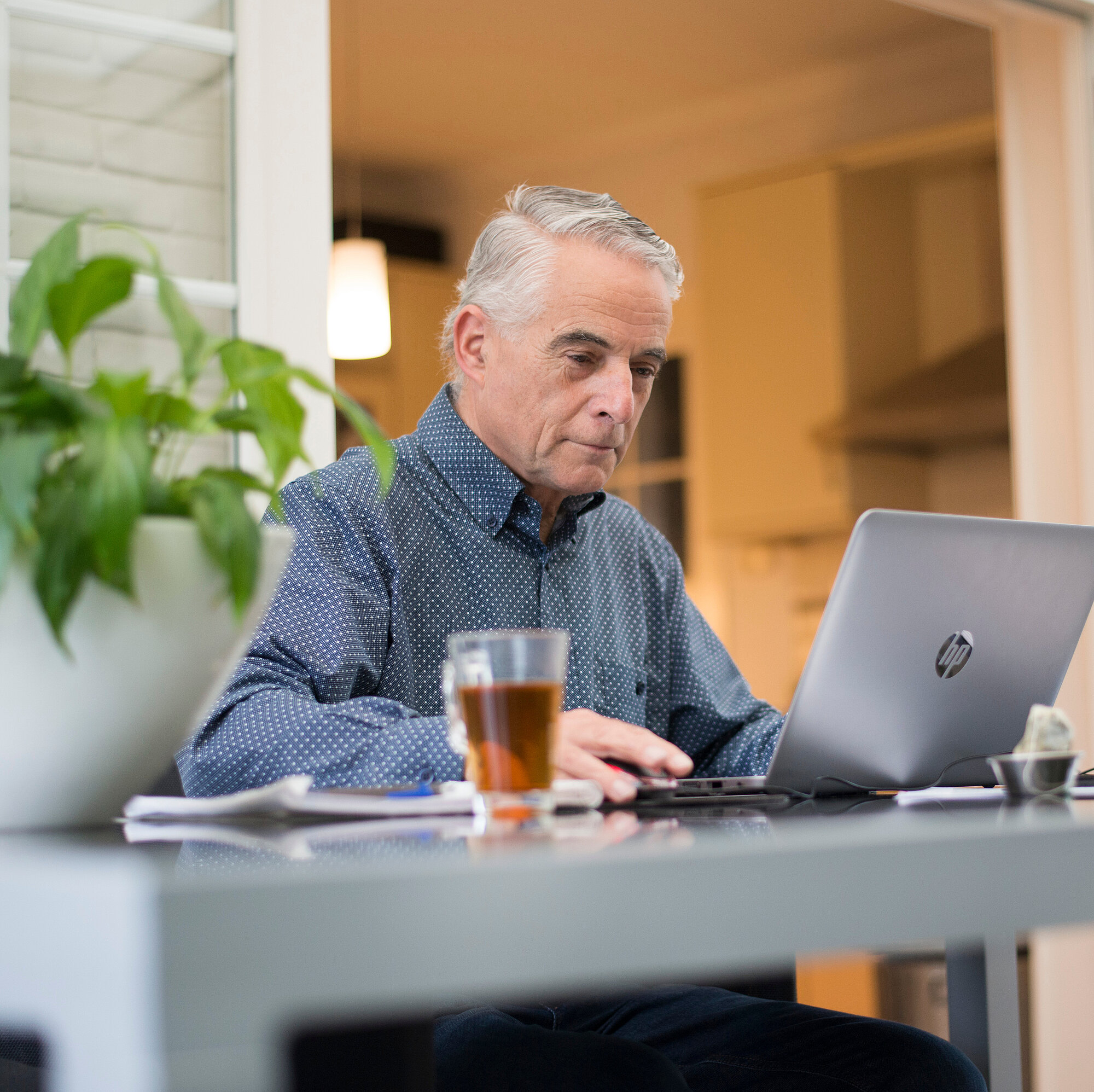 Man bekijkt thuis zijn gegevens op het patiëntportaal van CWZ Man bekijkt thuis zijn gegevens op het patiëntportaal van CWZ
