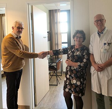 Op de foto: Rob v.d. Dries, Jolanda Arts (familiezorgverpleegkundige) en Gert van Dijk (bestuurslid Vrienden van CWZ) | CWZ Nijmegen