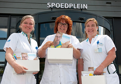 Verpleegkundigen met toolbox ouderenmishandeling | CWZ Nijmegen