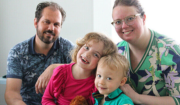 Gezin in spreekkamer Wijkkliniek CWZ Waalsprong Gezin in spreekkamer Wijkkliniek CWZ Waalsprong