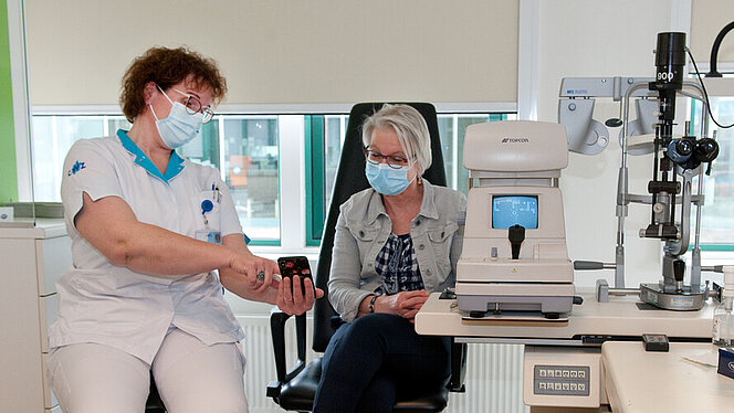 Verpleegkundige toont app aan patiënt | CWZ Nijmegen