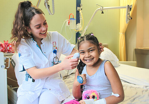 Kinderverpleegkundige van CWZ en KinderThuisZorg met patiënt in ziekenhuis
