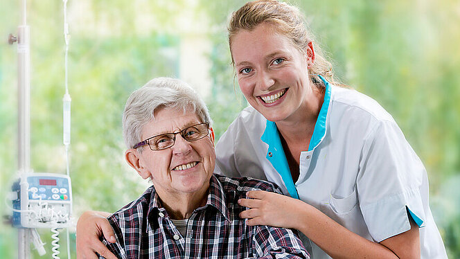 Verpleegkundige met patiënt | CWZ Nijmegen