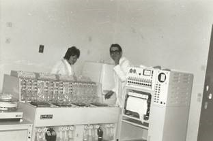 De eerste chemie analyser in het klinisch chemisch laboratorium CWZ 1973