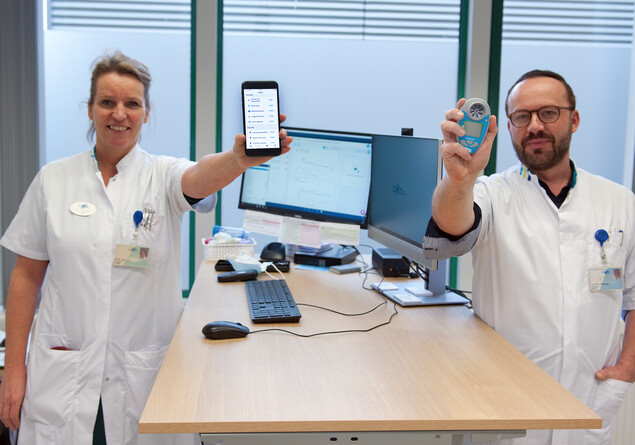 Zorg overal - twee artsen tonen CWZ Thuis-app  | CWZ Nijmegen