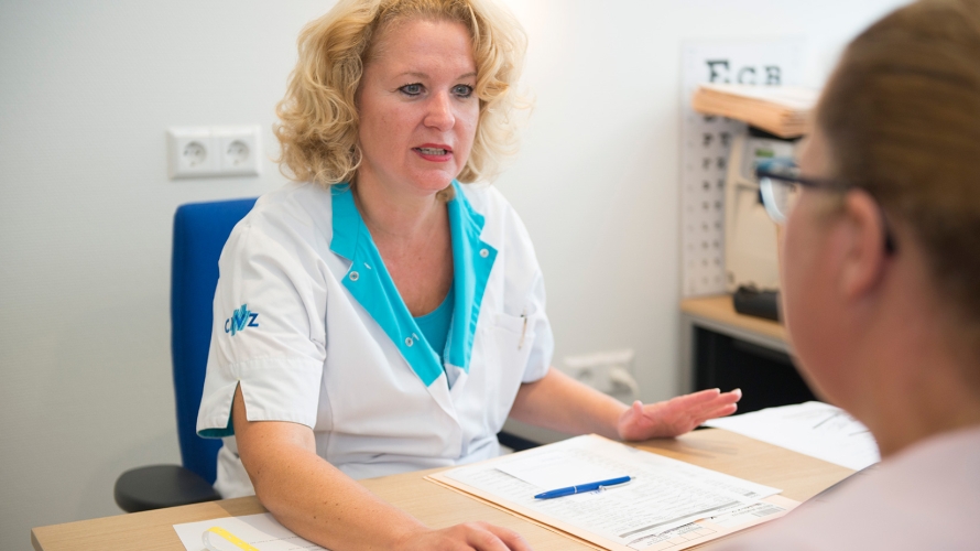 Doktersassistente Evelyne Eijkhout (links) geeft Angelique Horruitiner uitleg over oogdruppels in de oogkliniek CWZ Nijmegen.