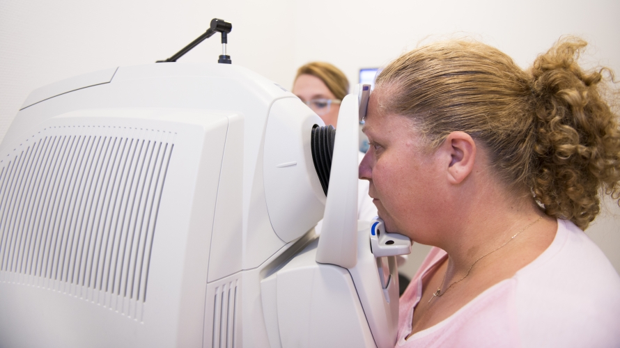 Technisch oogheelkundig assistent Audrey van Druten (links) maakt een scan van het netvlies van Angelique Horruitiner in de oogkliniek van CWZ Nijmegen.