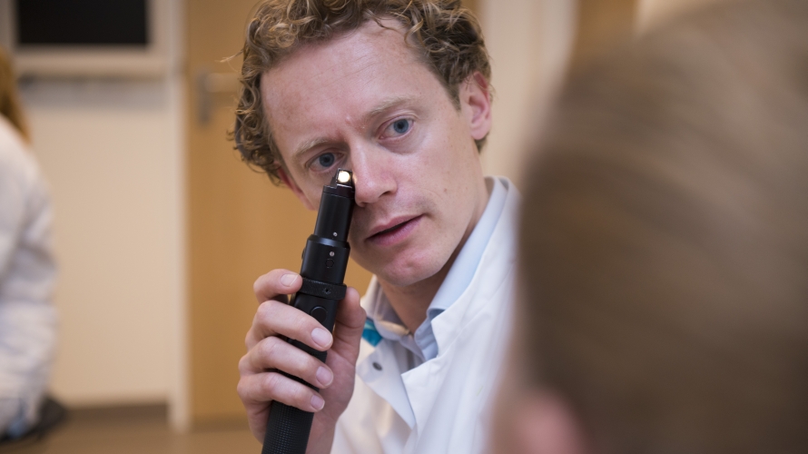 Oogarts Chris Mayland Nielsen onderzoekt het netvlies van Angelique Horruitiner in de oogkliniek van CWZ Nijmegen