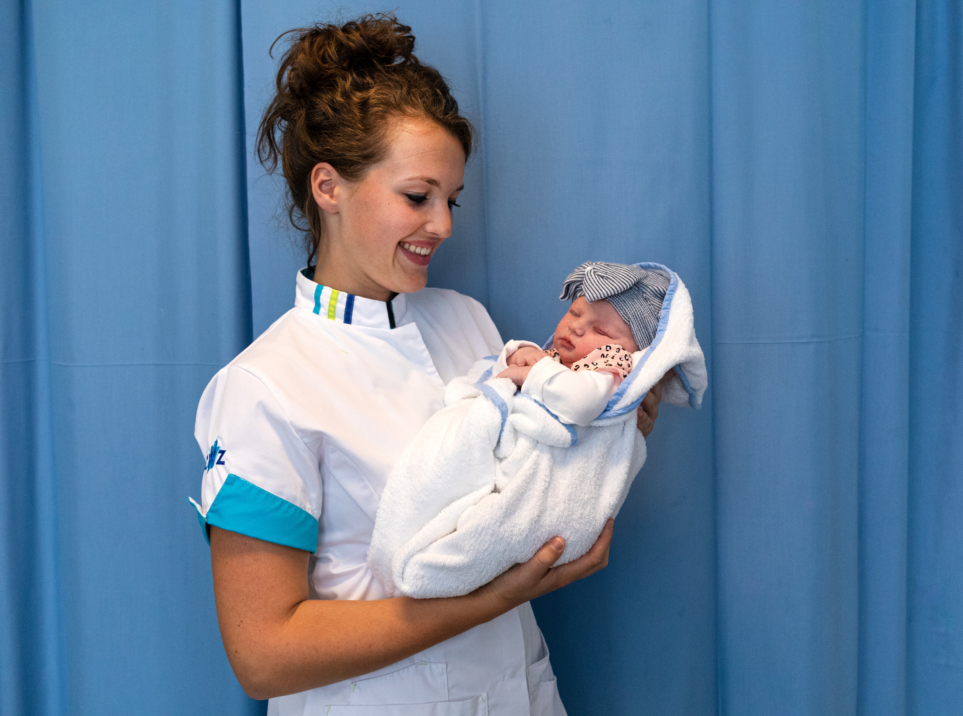 Verpleegkundige met baby