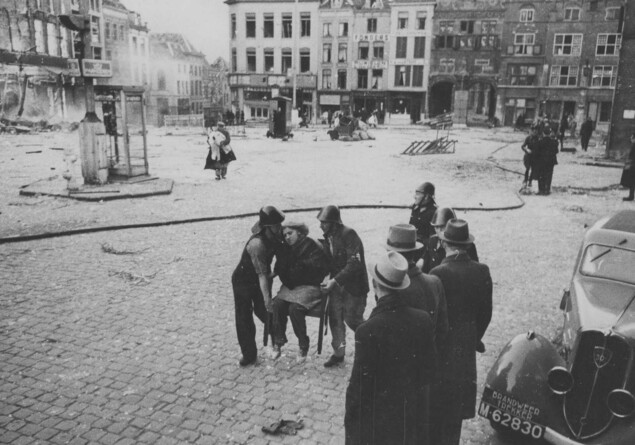 Een slachtoffer van het bombardement in Nijmegen in 1944 wordt weggedragen (foto regionaal archief)
