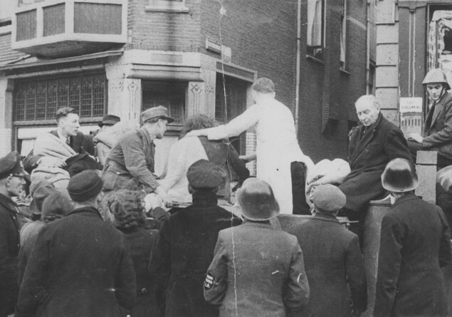Een dokter verleent hulp in Nijmegen na het bombardement in 1944 (foto regionaal archief)