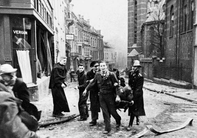Hulp aan slachtoffers van bombardement Nijmegen 1944 (foto regionaal archief)