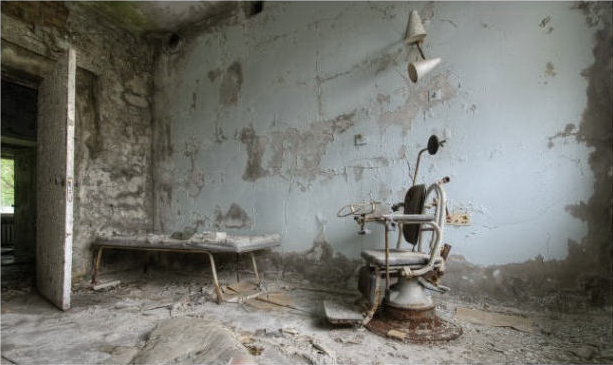 Het werk ‘Superior Sickness’ toont het beeld van een onderzoekskamer in een verlaten ziekenhuis in Oekraïne.