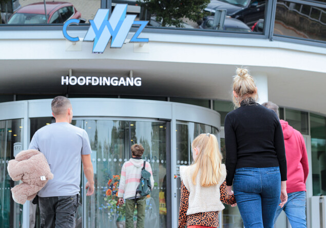 Bezoekers bij hoofdingang CWZ