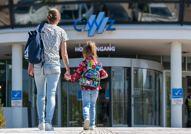 Moeder en dochter lopen naar de ingang van CWZ
