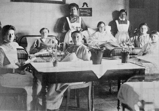 Zusters met patiënten in Canisiusziekenhuis 1910