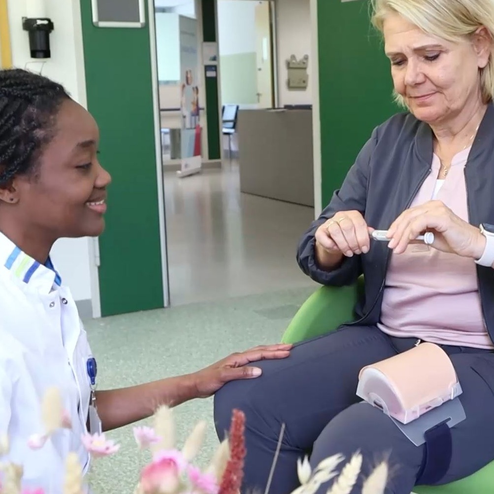 Verpleegkundige in CWZ leert patiënt om zichzelf een injectie te geven Verpleegkundige in CWZ leert patiënt om zichzelf een injectie te geven
