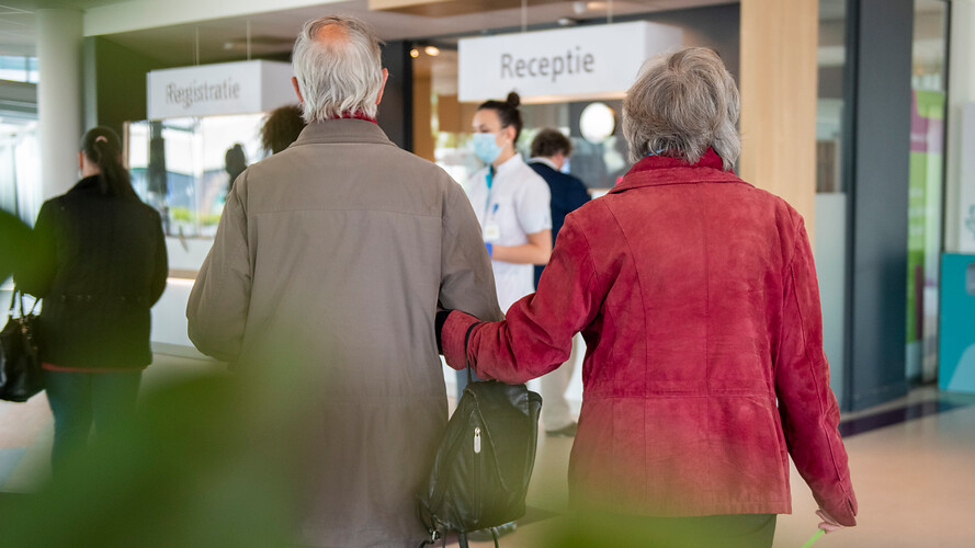 Patiënten bij hoofdingang | CWZ Nijmegen