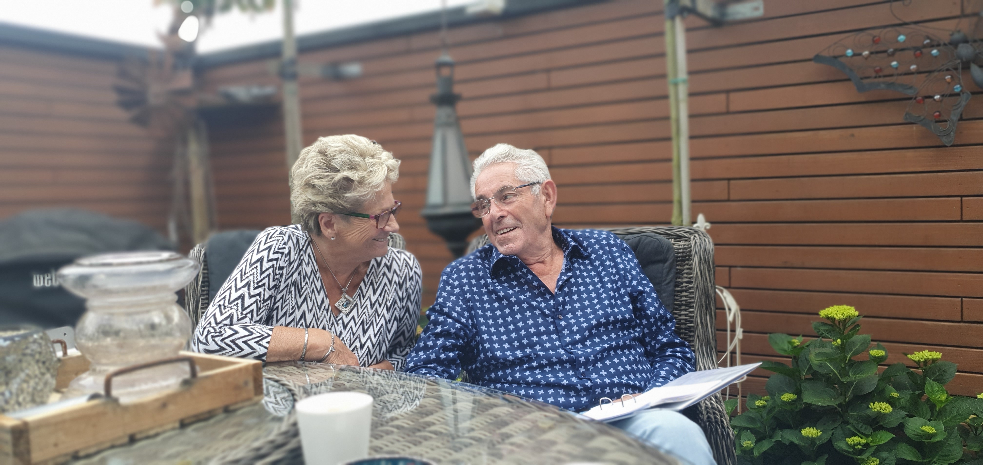 Meneer Alders met zijn vrouw in de tuin | CWZ Nijmegen